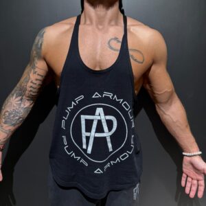 Svart Pump Armour Training Stringer Singlet sett forfra på modell