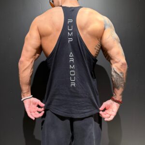 Svart Pump Armour Training Stringer Singlet sett bakfra på modell